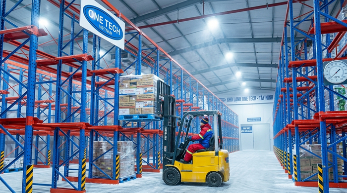 Kệ kho lạnh Tây Ninh trong kho công nghiệp dùng xe nâng xuất nhập pallet
