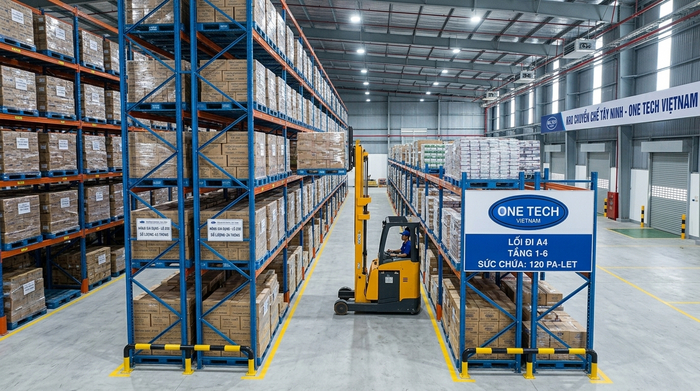 Xe nâng chuyên dụng trong kho trung chuyển Tây Ninh Xe nâng chuyên dụng trong kho trung chuyển Tây Ninh
